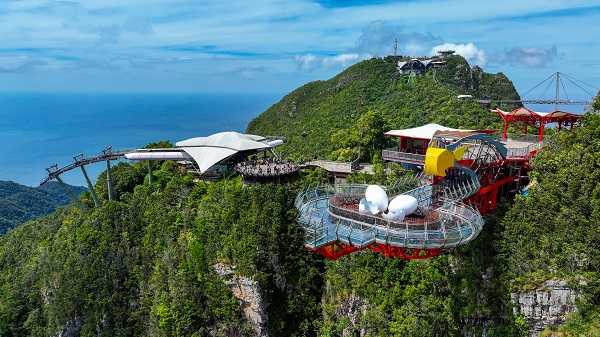Eagle's Nest Skywalk at Langkawi Cable Car